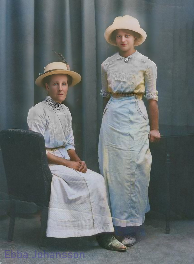 Min farmor Ebba och hennes syster Rut Johansson bodde i glasbrukssamhället Björkå men här har de tagit bussen till Fagerhult till en fotoatelje för fin-fotografering.