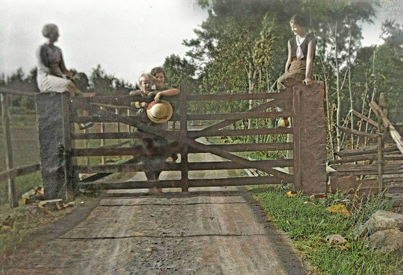 Södra grinden vid Danstorp. Min far Åke och hans storasyster Majken samt två kamrater till henne.
