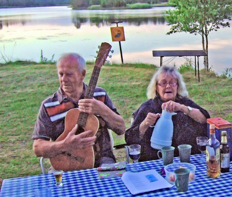 Gun och Åke trivdes i glada vänner lag i sommarstugan i Fågelsudd. Åke tog gärna tag i allsången.